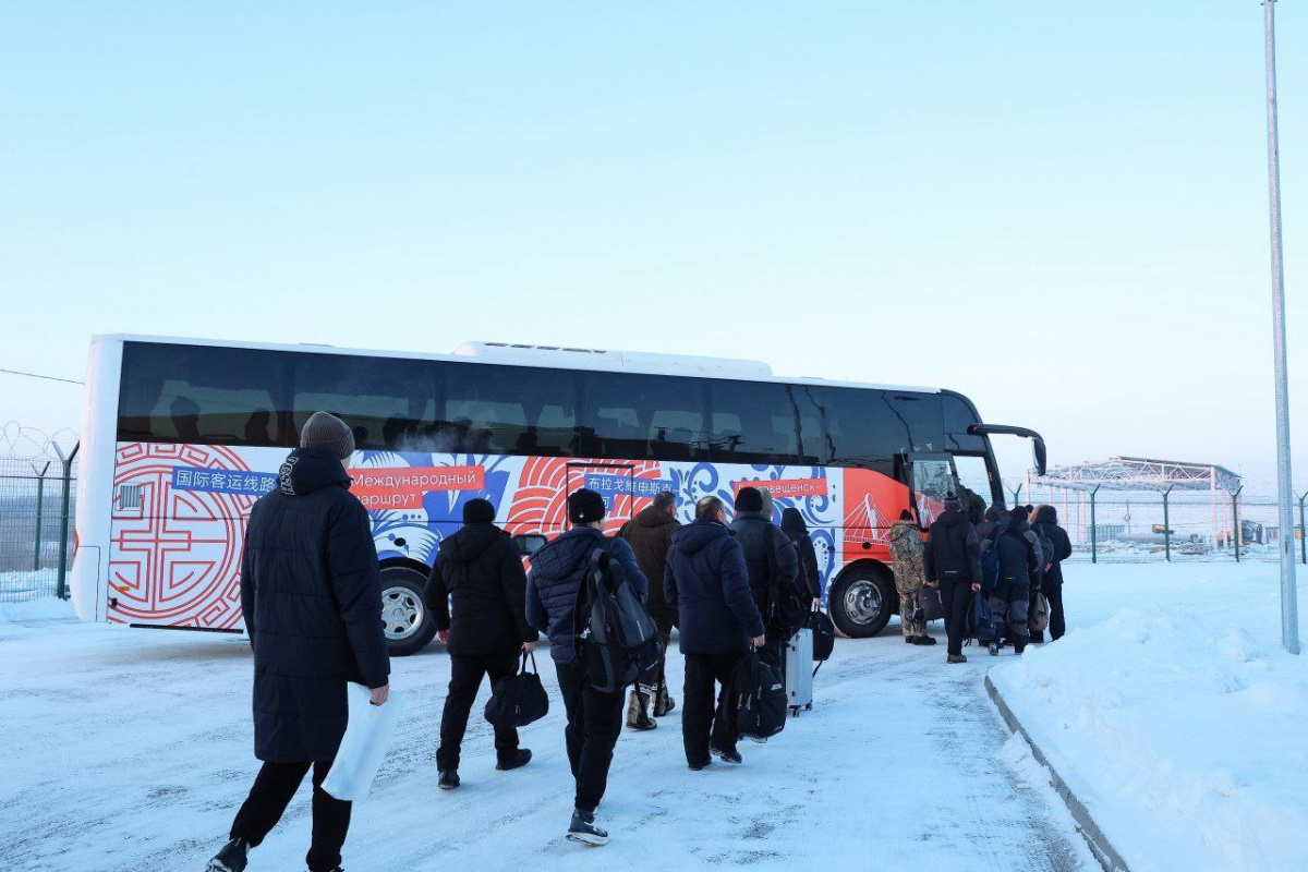 По международному мосту через Амур между российским Благовещенском и китайских Хэйхэ запустили пассажирские автобусы