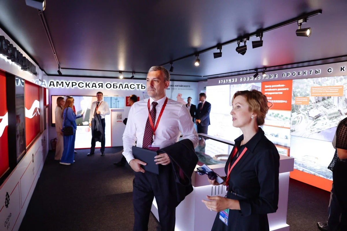 Василий Орлов: «Здесь мы делимся своим опытом, изучаем лучшие практики других регионов». Во Владивостоке на ВЭФ торжественно открыли «Улицу Дальнего Востока»