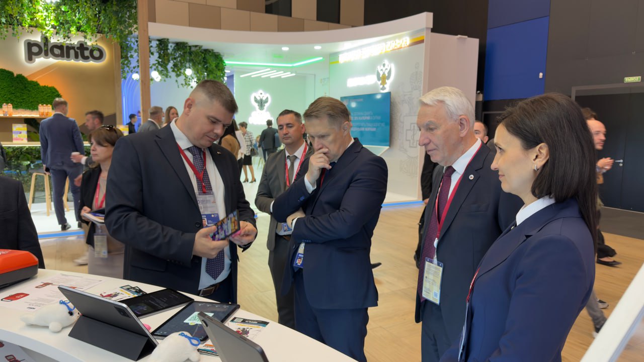 Министр здравоохранения Михаил Мурашко поинтересовался технологиями, которые использованы в проекте Амурской ГМА, представленном на ПМЭФ 