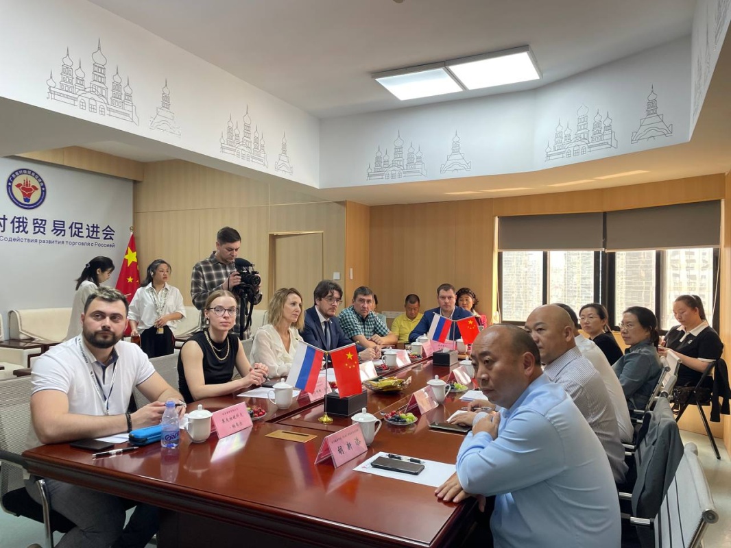 В рамках поездки амурской делегации в КНР состоялась встреча представителей Агентства Амурской области по привлечению инвестиций и Гуандунской Ассоциации по содействию торговле с Россией