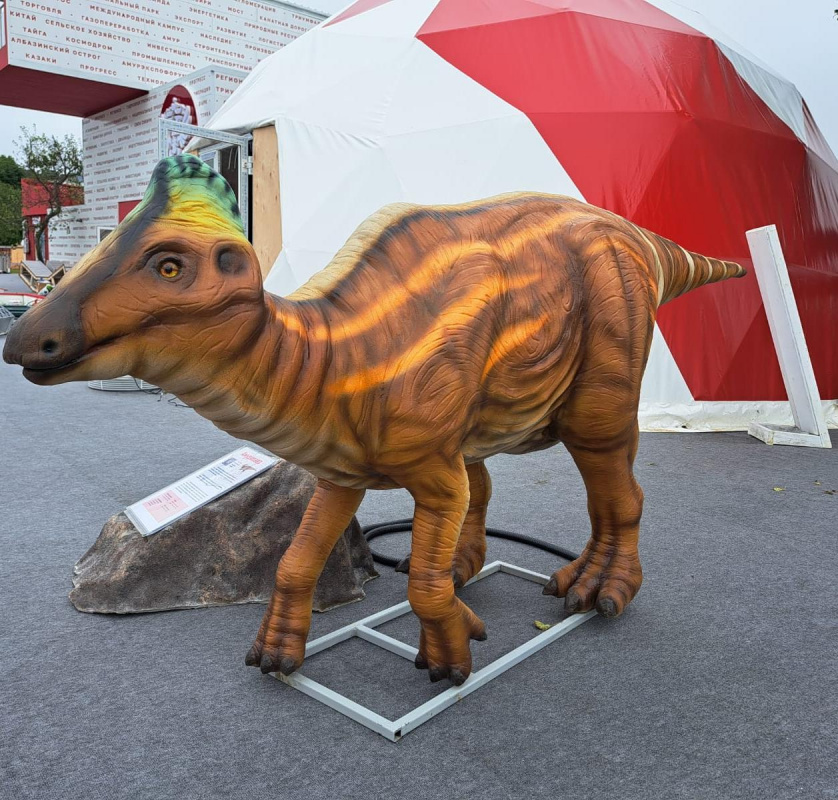 Возле павильона Амурской области, возведенного для участия в выставке «Улица Дальнего Востока» в рамках ВЭФ-2024, установили аниматронного Амурозавра