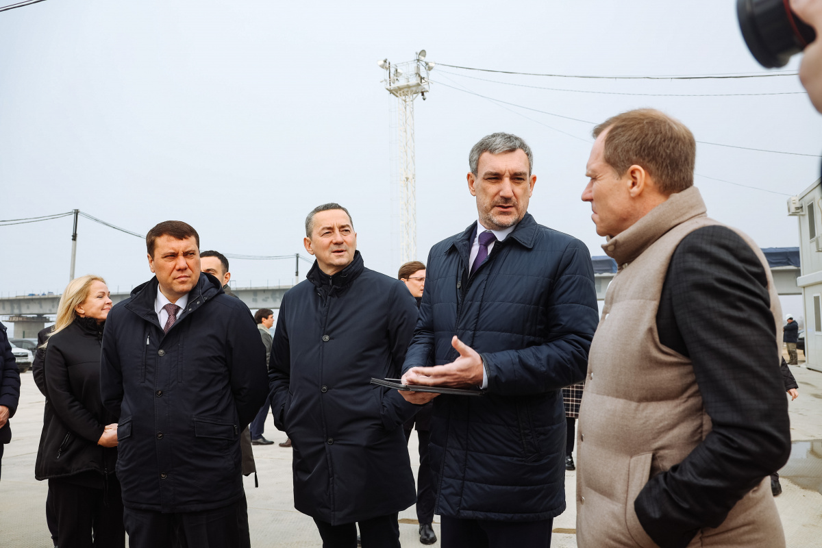 Губернатор Василий Орлов совместно с сенаторами Совета Федерации РФ посетил международный мост через реку Амур, оценил работу «ТЛТ КАНИКУРГАН», а также осмотрел строительные площадки международного пункта пропуска и нового моста через Зею