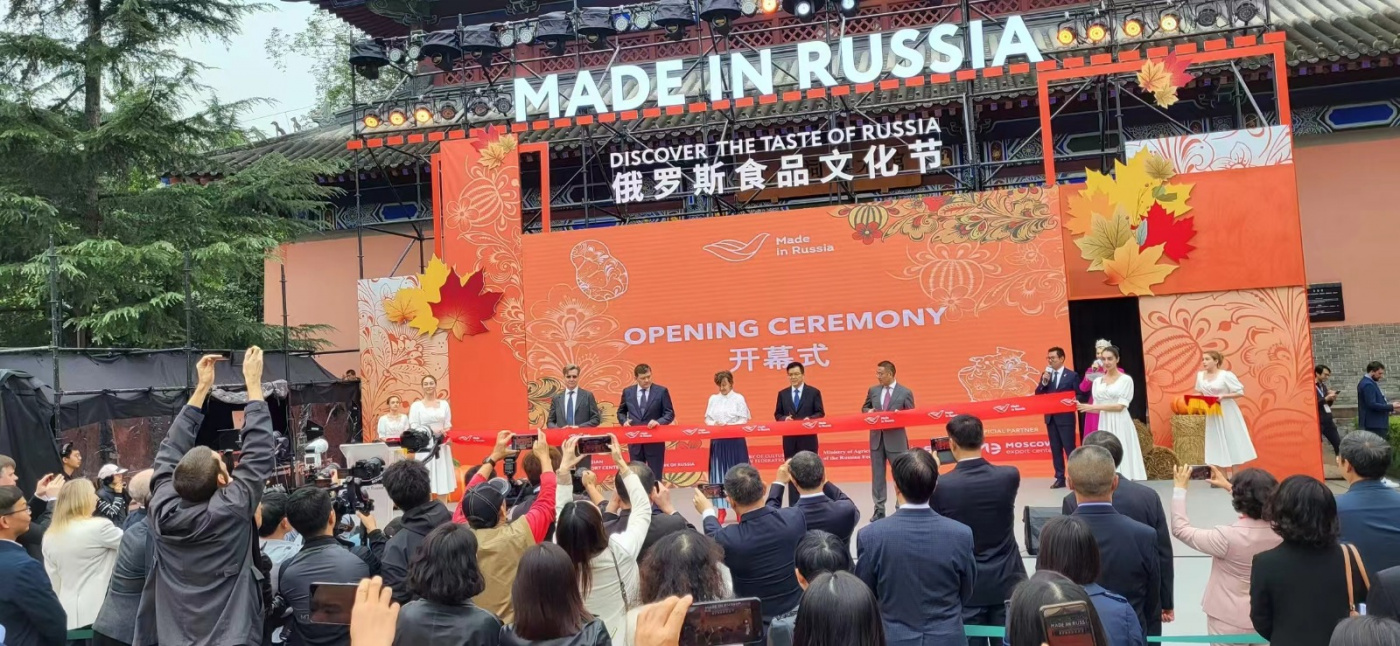 Около 2 тонн меда раскупили за неделю у амурской компании посетители фестиваля-ярмарки "Сделано в России» в городе Чэнду провинции Сычуань в Китае