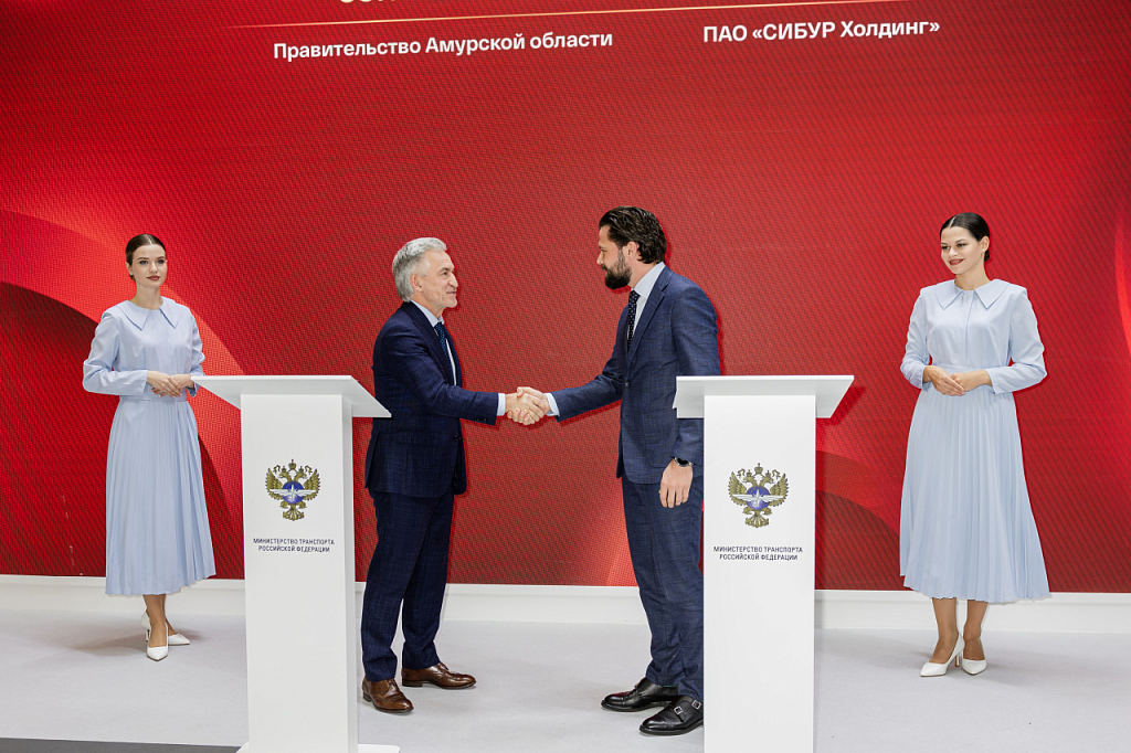 СИБУР и Правительство Амурской области договорились о применении инновационных полимерных материалов в дорожном строительстве