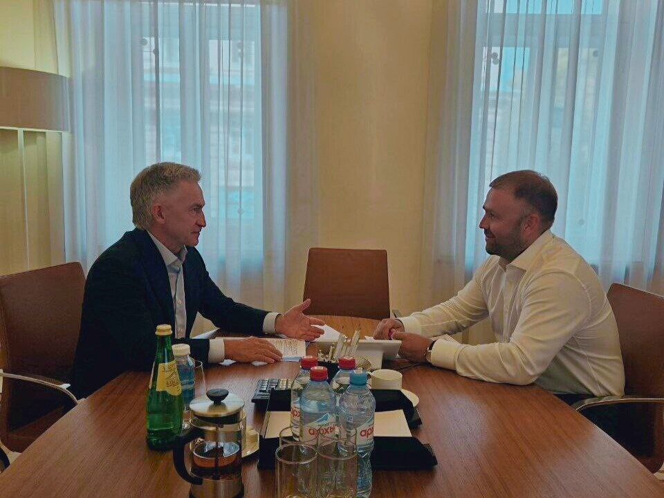 Зампред правительства Приамурья Павел Матюхин обсудил перспективы строительства Нижне-Зейской и Селемджинской ГЭС с заместителем гендиректора компании Николаем Карпухиным