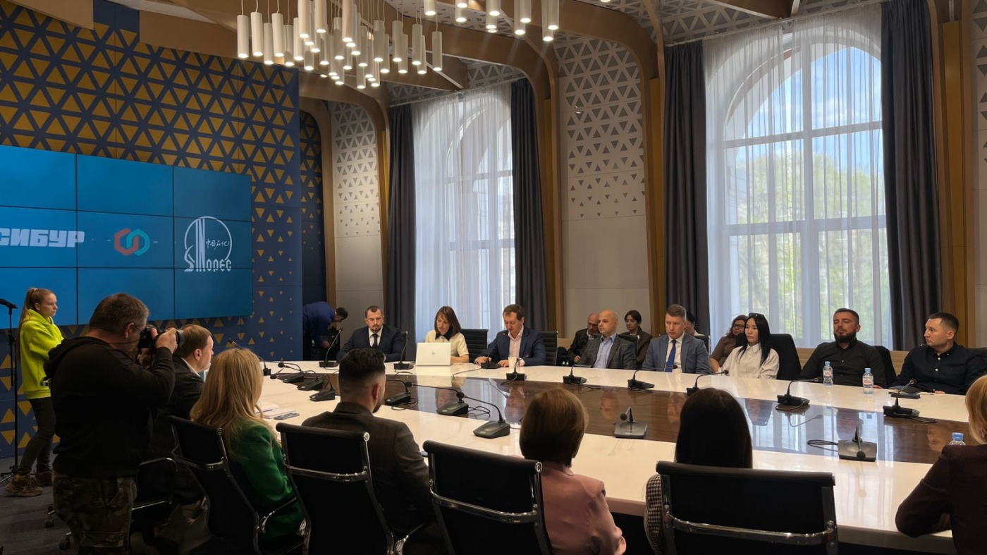 В нулевой день «АмурЭкспо» представители бизнеса и эксперты побывали с экскурсией на АХГК и поучаствовали в круглом столе