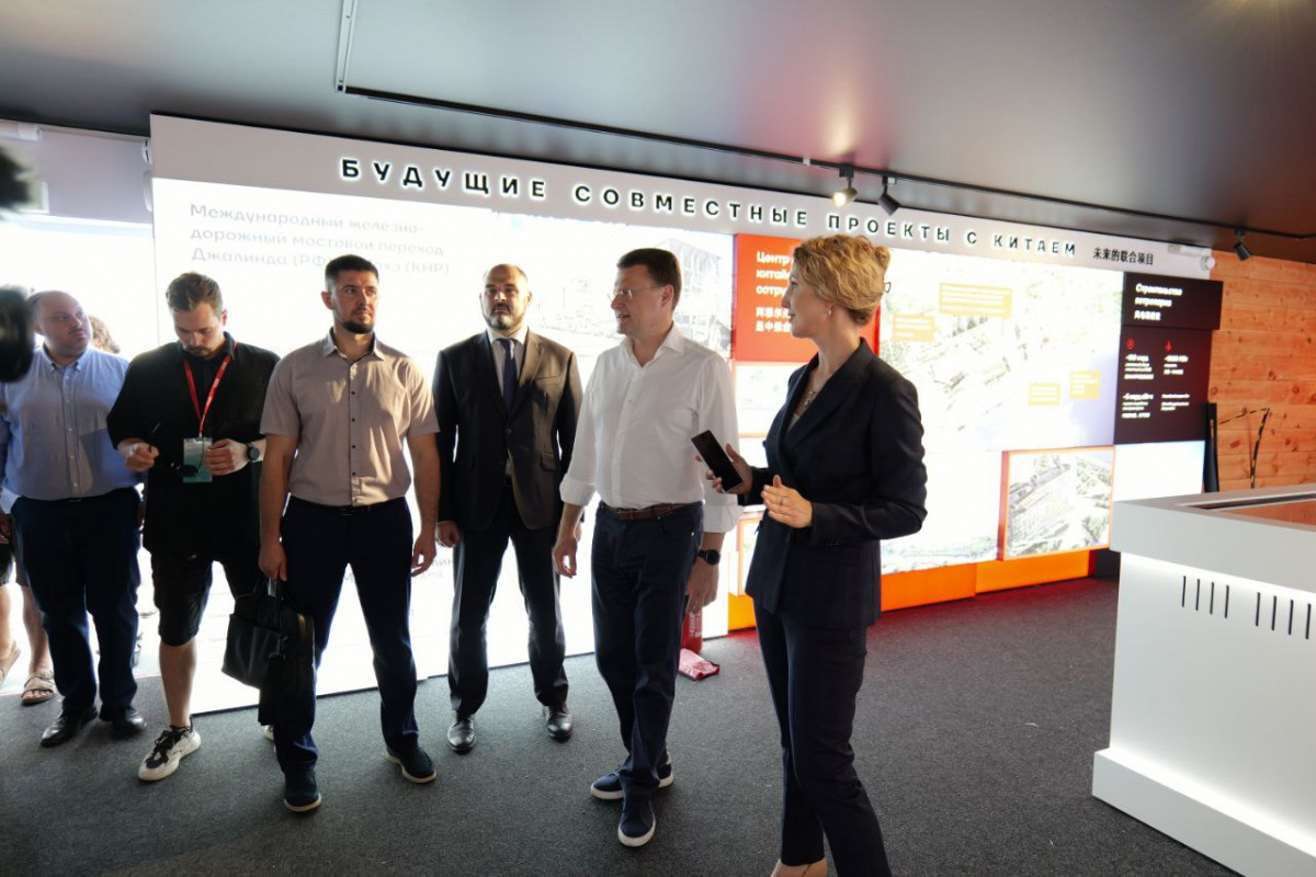 Алексей Чекунков осмотрел павильон Амурской области незадолго до открытия «Улицы Дальнего Востока» в рамках ВЭФ-2024