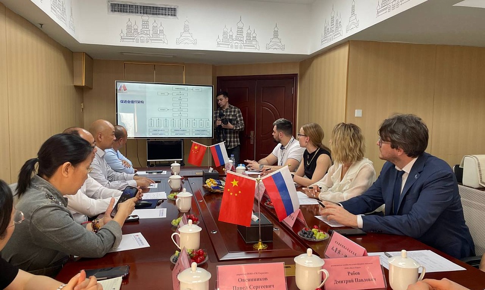 В рамках поездки амурской делегации в КНР состоялась встреча представителей Агентства Амурской области по привлечению инвестиций и Гуандунской Ассоциации по содействию торговле с Россией