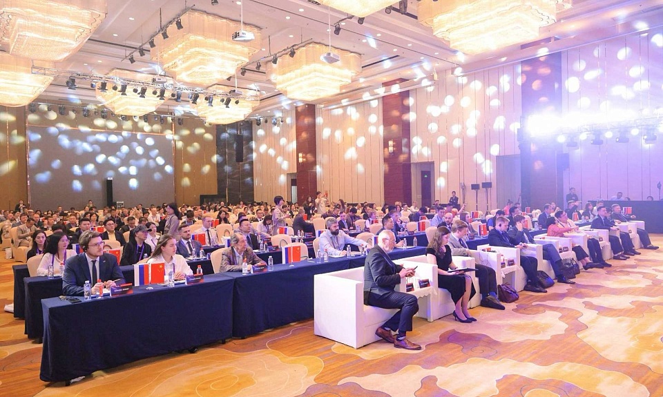 Сотрудники Агентства Амурской области по привлечению инвестиций представили перспективы развития газохимии в Приамурье на международной бизнес-конференции в Китае 