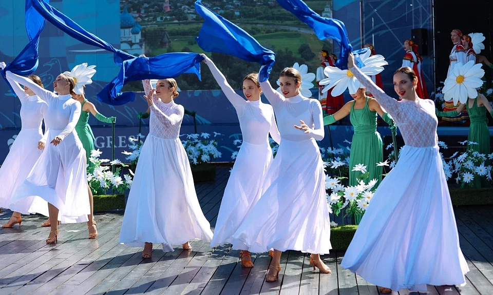 Василий Орлов: «Здесь мы делимся своим опытом, изучаем лучшие практики других регионов». Во Владивостоке на ВЭФ торжественно открыли «Улицу Дальнего Востока»