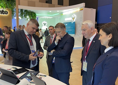 Министр здравоохранения Михаил Мурашко поинтересовался технологиями, которые использованы в проекте Амурской ГМА, представленном на ПМЭФ 