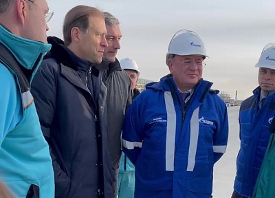 Василий Орлов и Денис Мантуров осмотрели газохимический кластер под Свободным