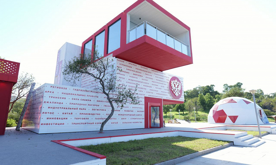 Алексей Чекунков осмотрел павильон Амурской области незадолго до открытия «Улицы Дальнего Востока» в рамках ВЭФ-2024