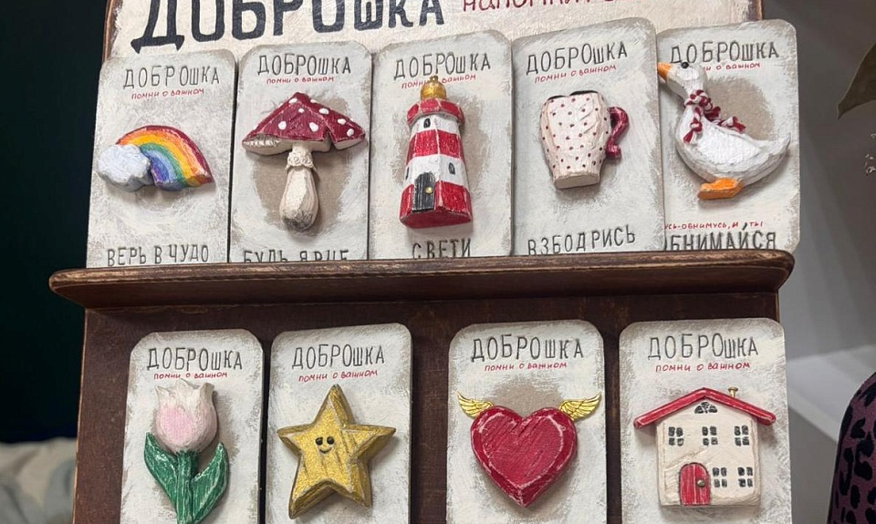 В павильоне Амурской области на «Улице Дальнего Востока» в рамках ВЭФ-2025 впервые представят настольные светильники и уличные бра из дерева 